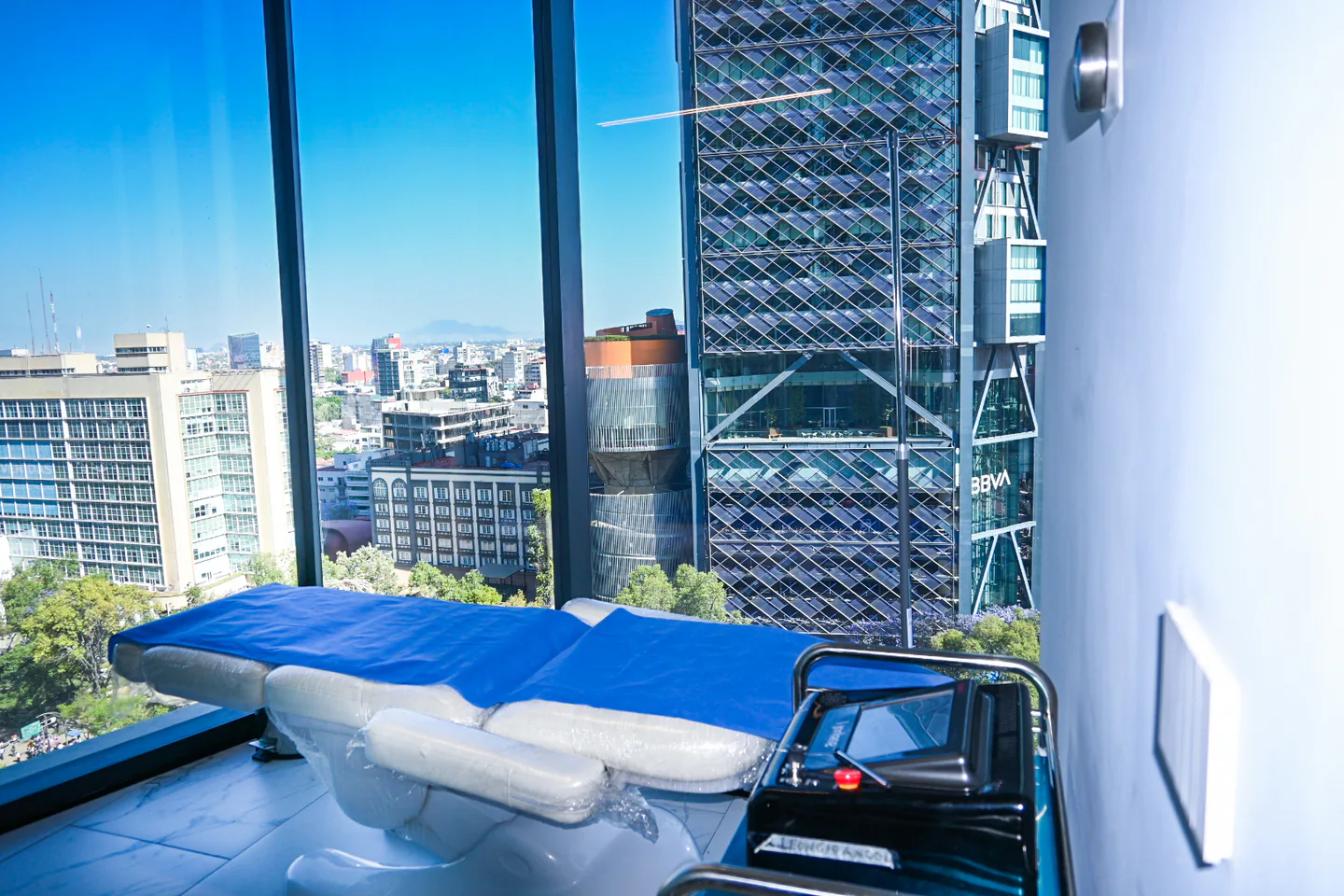 Sala de atención de la clínica del Dr. Gabriel Cubillos en Reforma 509, Ciudad de México