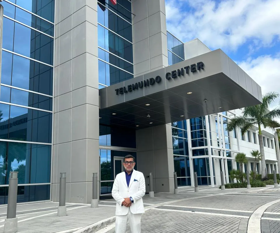 Dr. Gabriel Cubillos durante una aparición en Telemundo