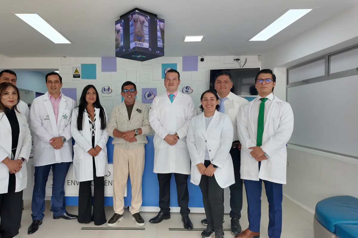 Dr. Gabriel Cubillos durante un entrenamiento para cirujanos en Colombia