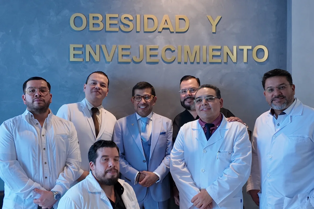 Dr. Gabriel Cubillos durante un entrenamiento para cirujanos en México