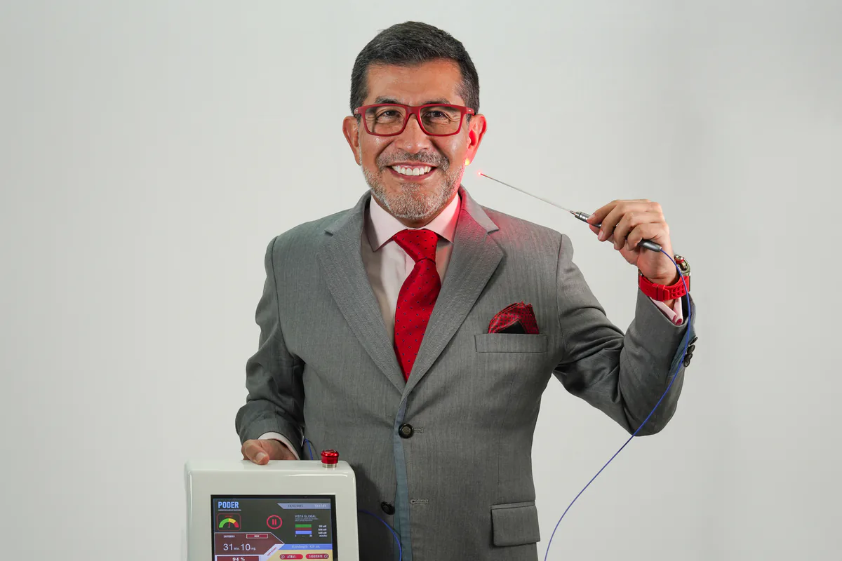 Dr. Gabriel Cubillos junto a un equipo de Láser Frío de quinta generación