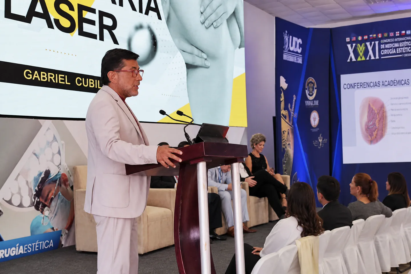 Dr. Gabriel Cubillos como ponente en un congreso de la Universidad del Conde en Xalapa